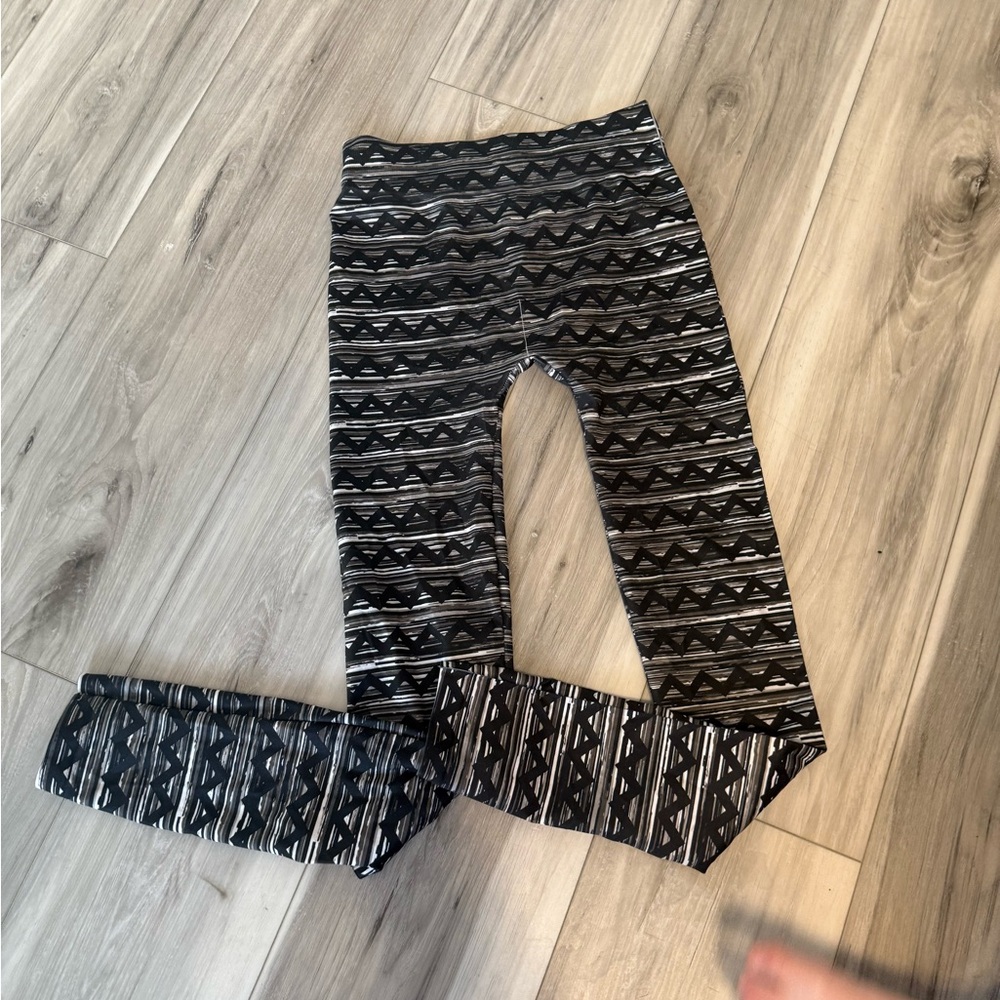 West Loop Geometric Black and White Leggings
